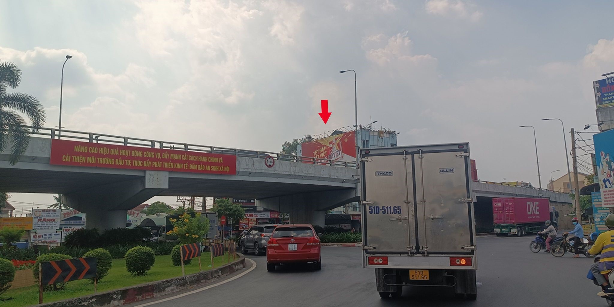 Khu vực cầu vượt Củ Chi tập trung đông đúc các phương tiện lưu thông qua lại