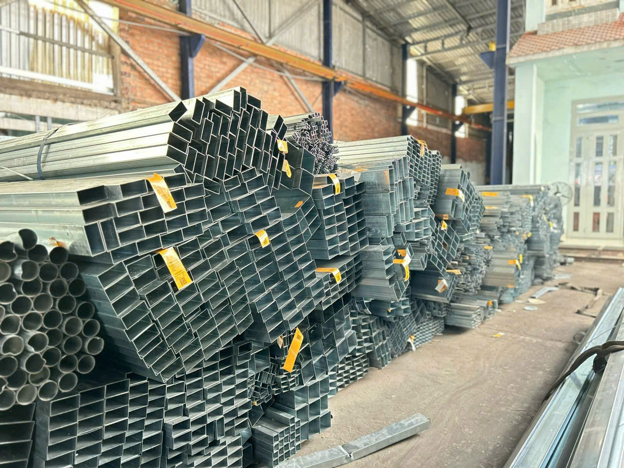 Tìm mua sắt hộp tại đại lý phân phối uy tín, tin cậy được khách hàng đánh giá cao