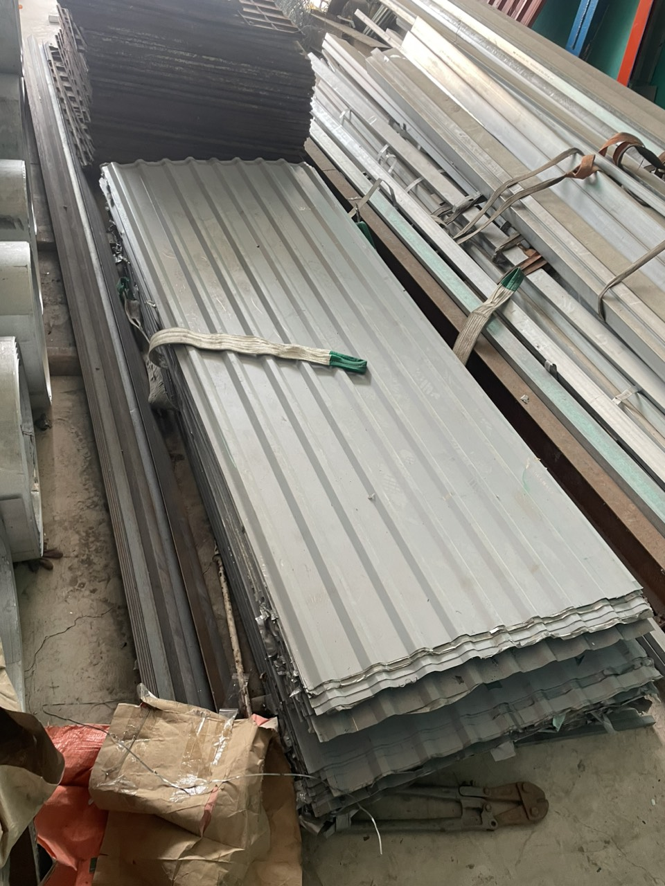 Mua tôn thanh lý giá tốt tại VLXD Duy Nam