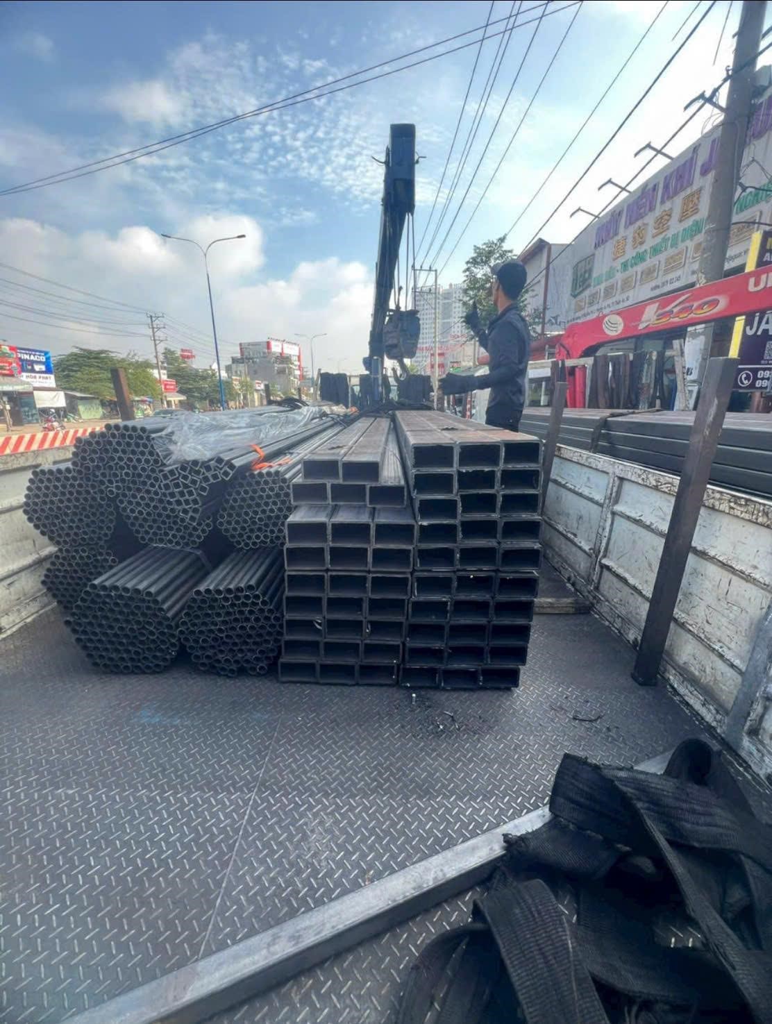 Dịch vụ xe cẩu chở hàng thuê tại cầu vượt Bình Phước của Duy Nam