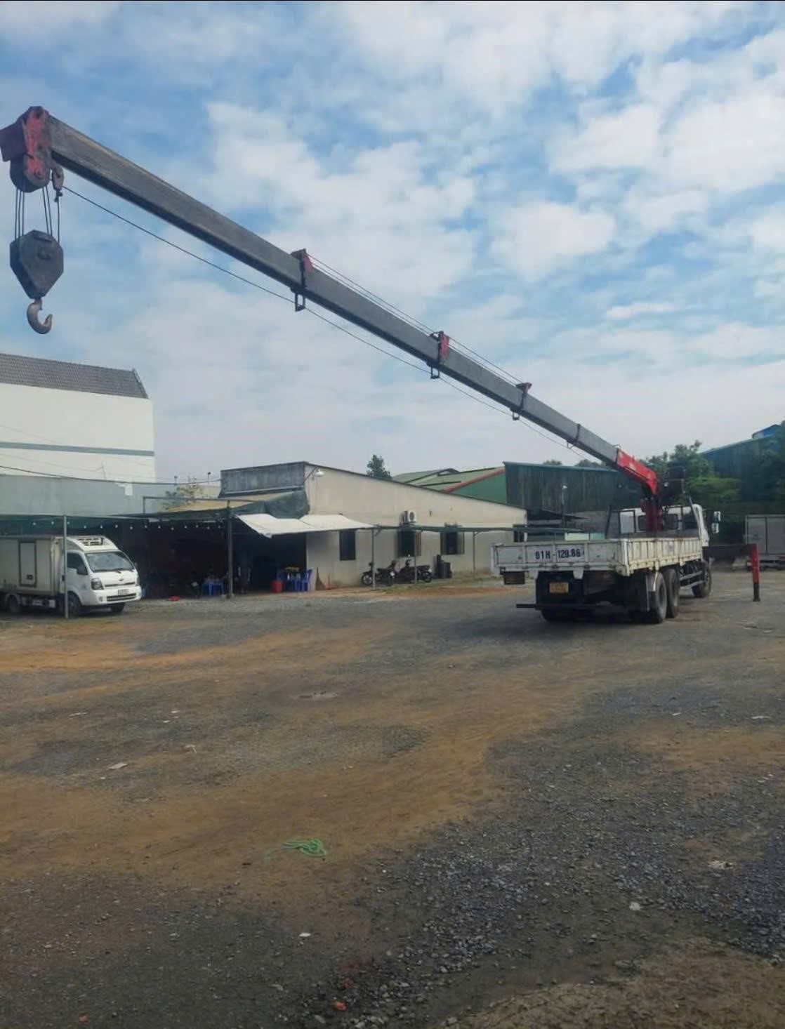 Đơn vị sẵn sàng đáp ứng nhanh mọi nhu cầu nâng hạ, vận chuyển hàng hóa