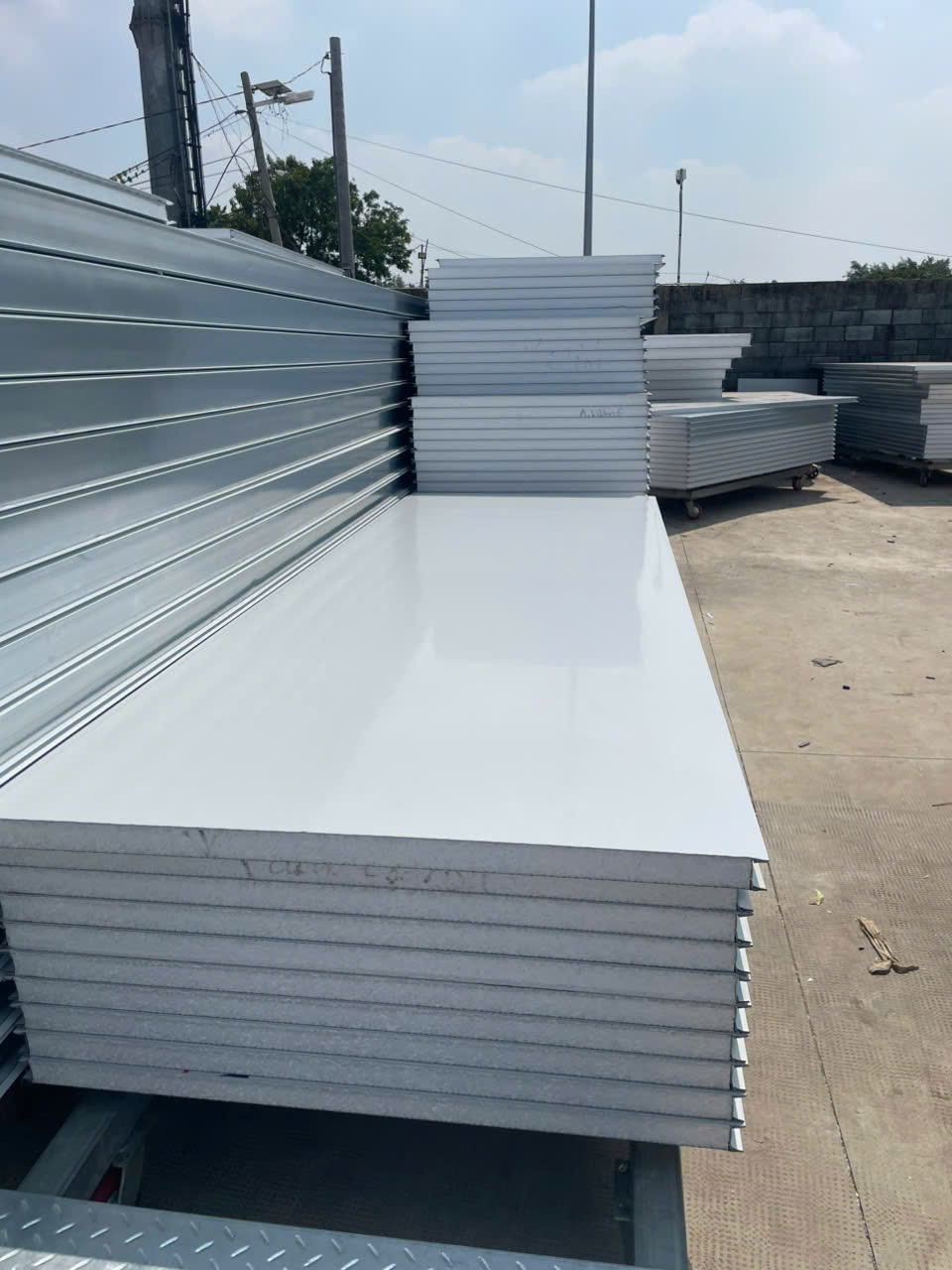 Địa Chỉ Bán Tấm Panel Cũ Giá Rẻ Tại TPHCM Uy Tín, Chất Lượng