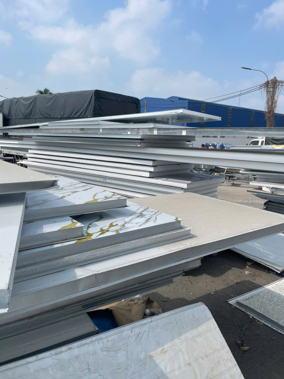 Tấm Panel EPS 70mm Cũ Thanh Lý Giá Rẻ – Có Nên Mua Không?